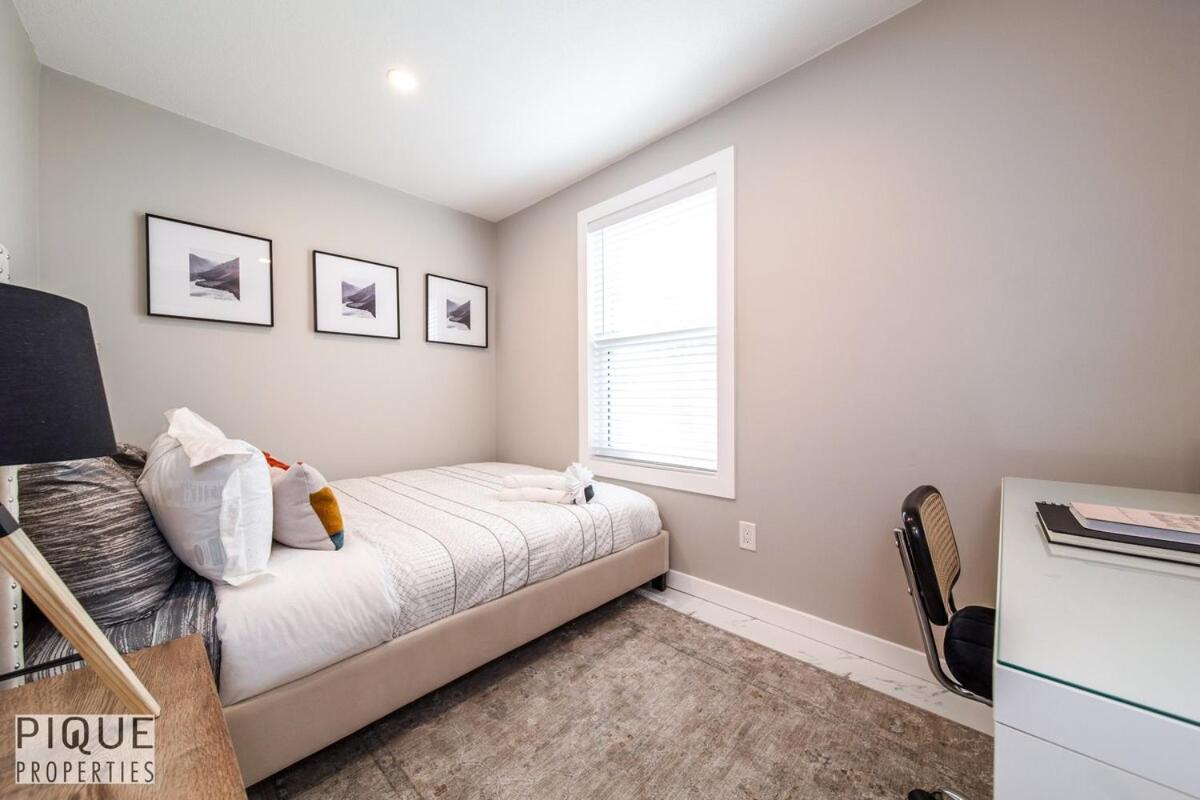 Appartamento Park Life Escape-King Beds-Sleeps 10-Pet Friendly Edmonton Esterno foto